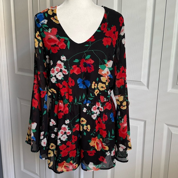 Women’s romper. Floral. Size Medium - Picture 12 of 14
